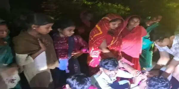 ट्रैक्टर की टक्कर से युवक की मौत, सड़क जाम कर ग्रामीणों का हंगामा