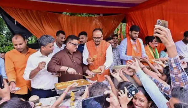 लखनऊ समेत अवध क्षेत्र के जिलों में दिखी बड़े मंगल की धूम, भाजपा प्रदेश अध्यक्ष पंकज चौधरी और सपा अध्यक्ष अखिलेश यादव ने बांटा प्रसाद
