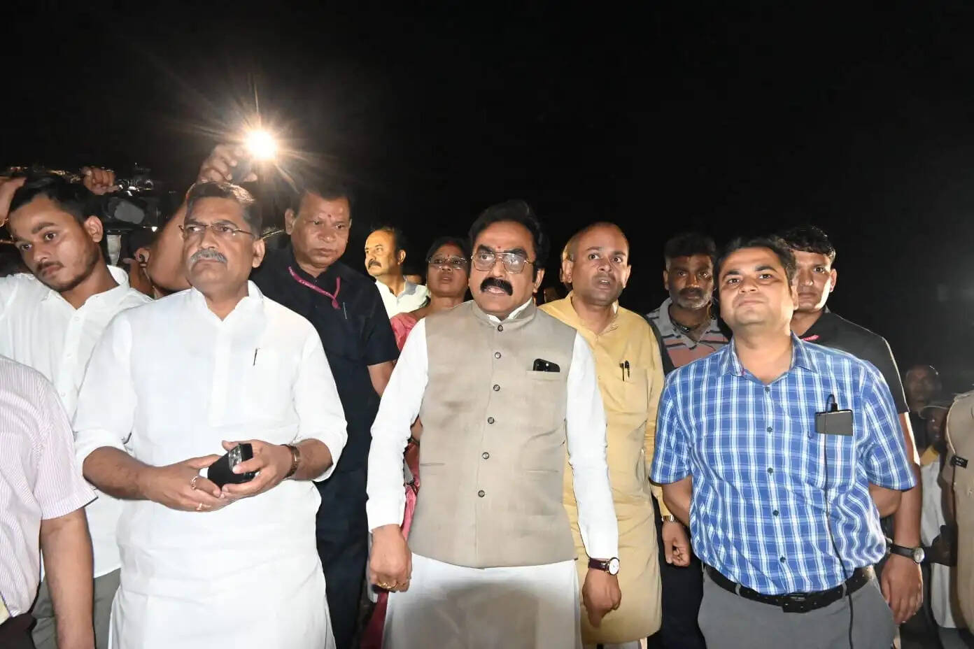 जबलपुर क्रूज हादसाः मंत्री राकेश सिंह एयरपोर्ट से सीधे पहुँचे बरगी बांध. बचाव कार्य का लिया जायजा