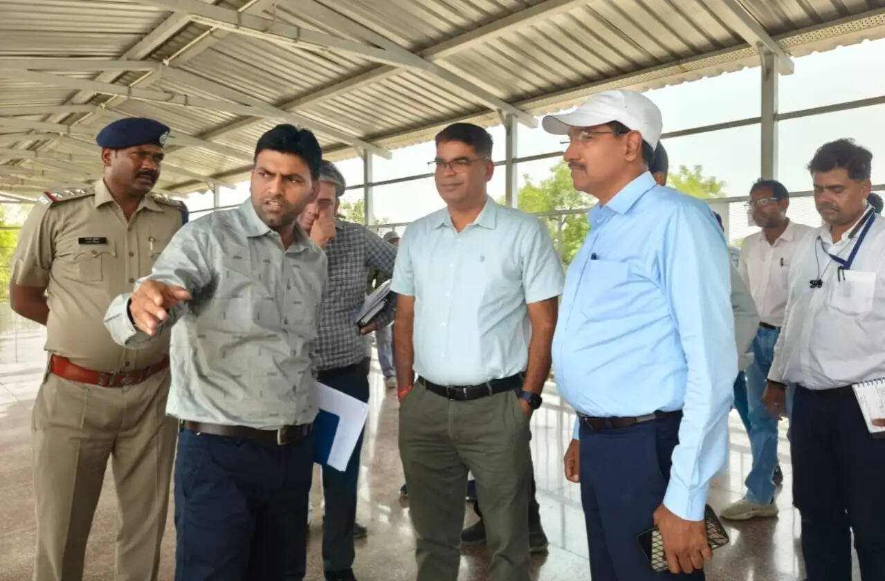 जौनपुर जंक्शन के यार्ड री-मॉडलिंग कार्य का डीआरएम ने किया निरीक्षण