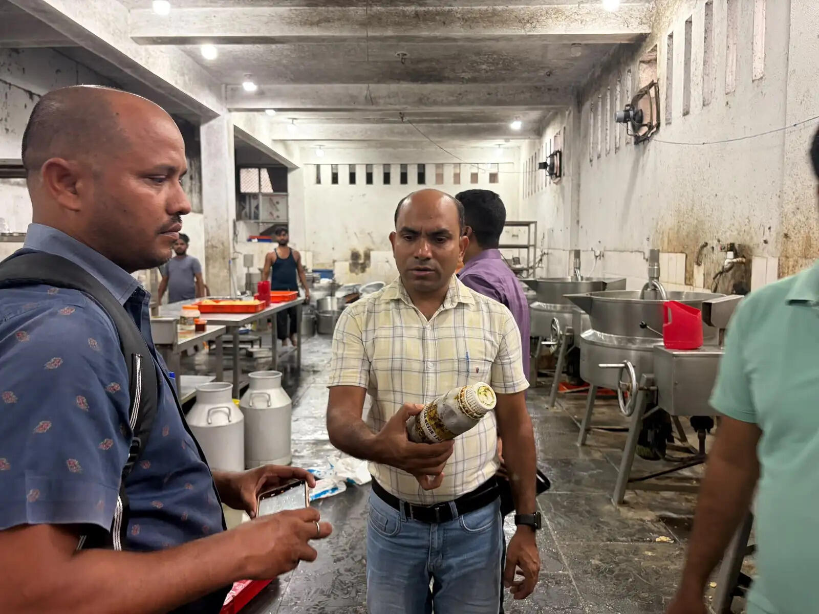 त्योहारों को देखते हुए खाद्य सुरक्षा विभाग ने होटलों का किया औचक निरीक्षण
