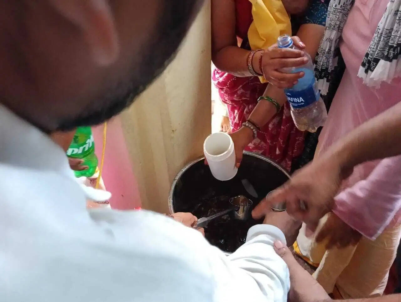 काशी में बीमार पड़े भगवान जगन्नाथ को शीघ्र स्वस्थ होने के लिए दिया जा रहा औषधीय काढ़ा