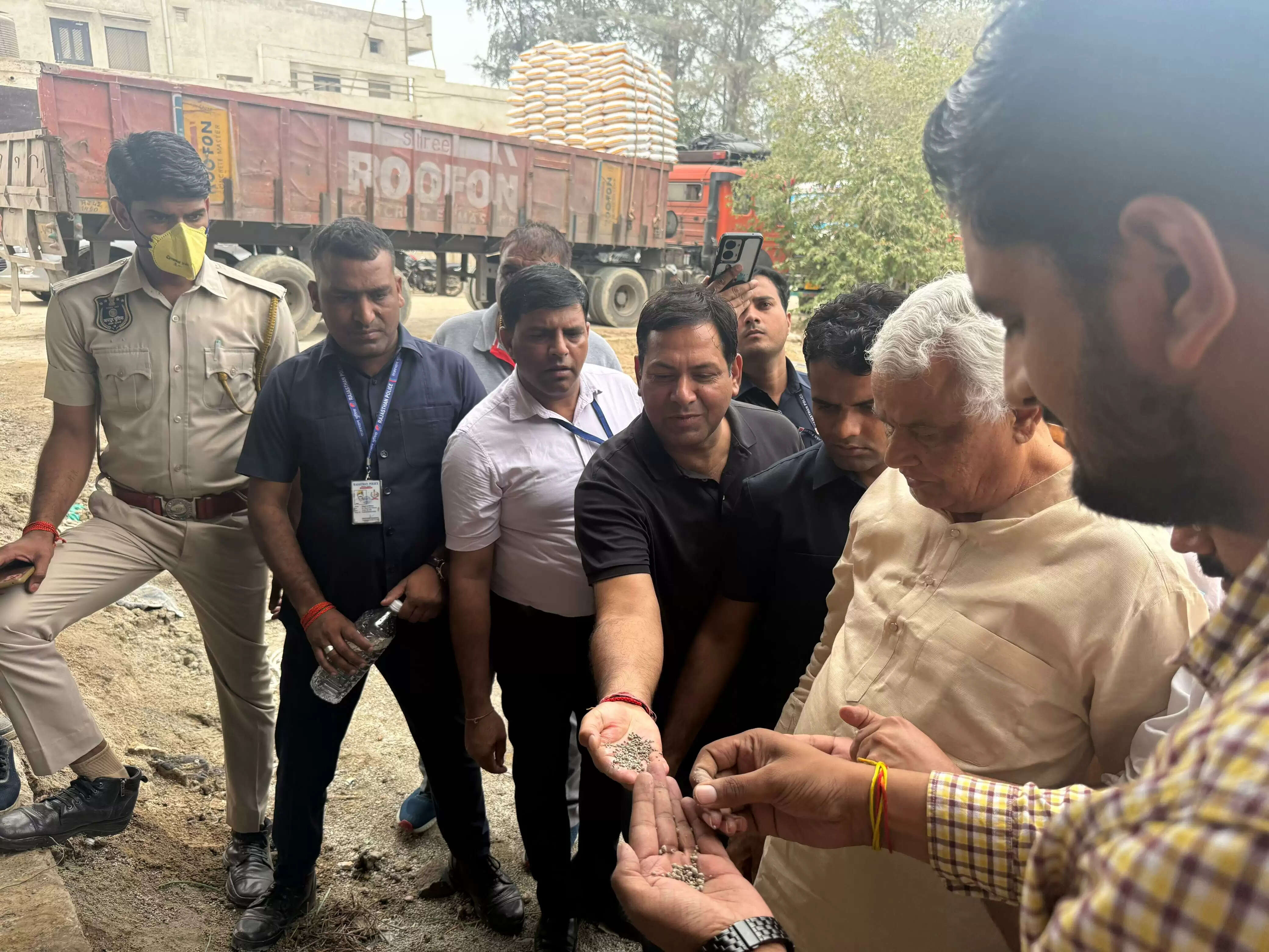 कृषि मंत्री किरोड़ीलाल मीणा का खाद फैक्ट्री छापा, मिलावट पकड़ी