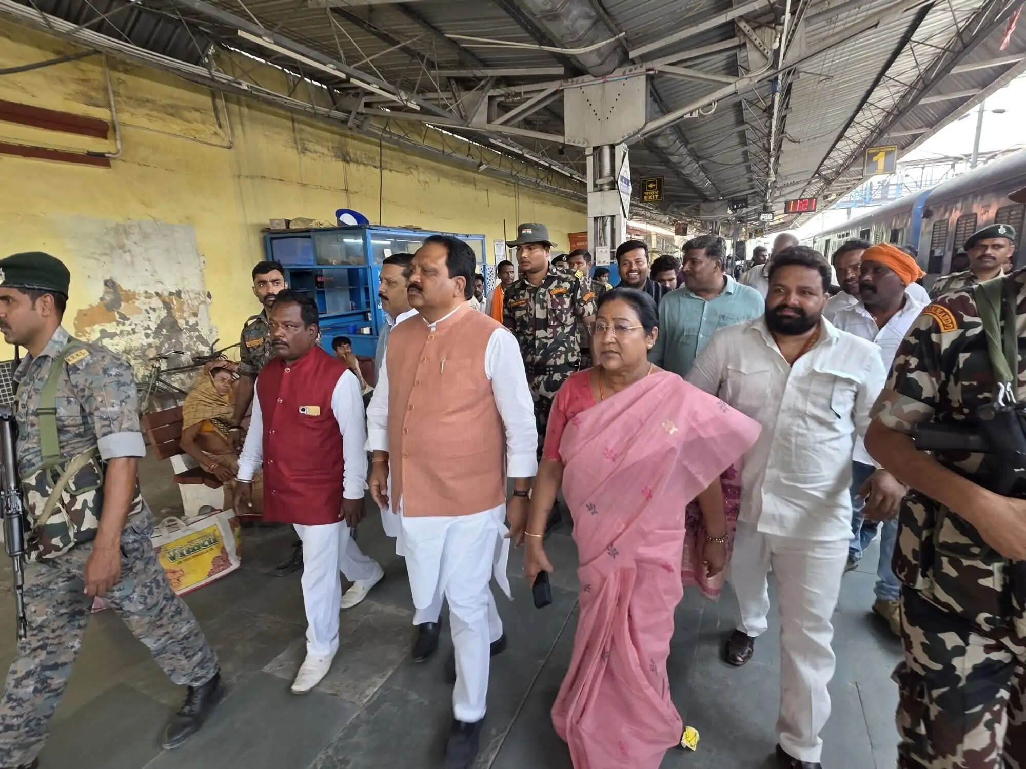 सांसद ने फारबिसगंज रेलवे स्टेशन का किया निरीक्षण