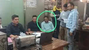 कटनी में लोकायुक्त की बड़ी कार्रवाई बहाली के नाम पर पांच&nbsp;हजार&nbsp;रुपये&nbsp;की&nbsp;रिश्वत लेते लेखपाल गिरफ्तार
