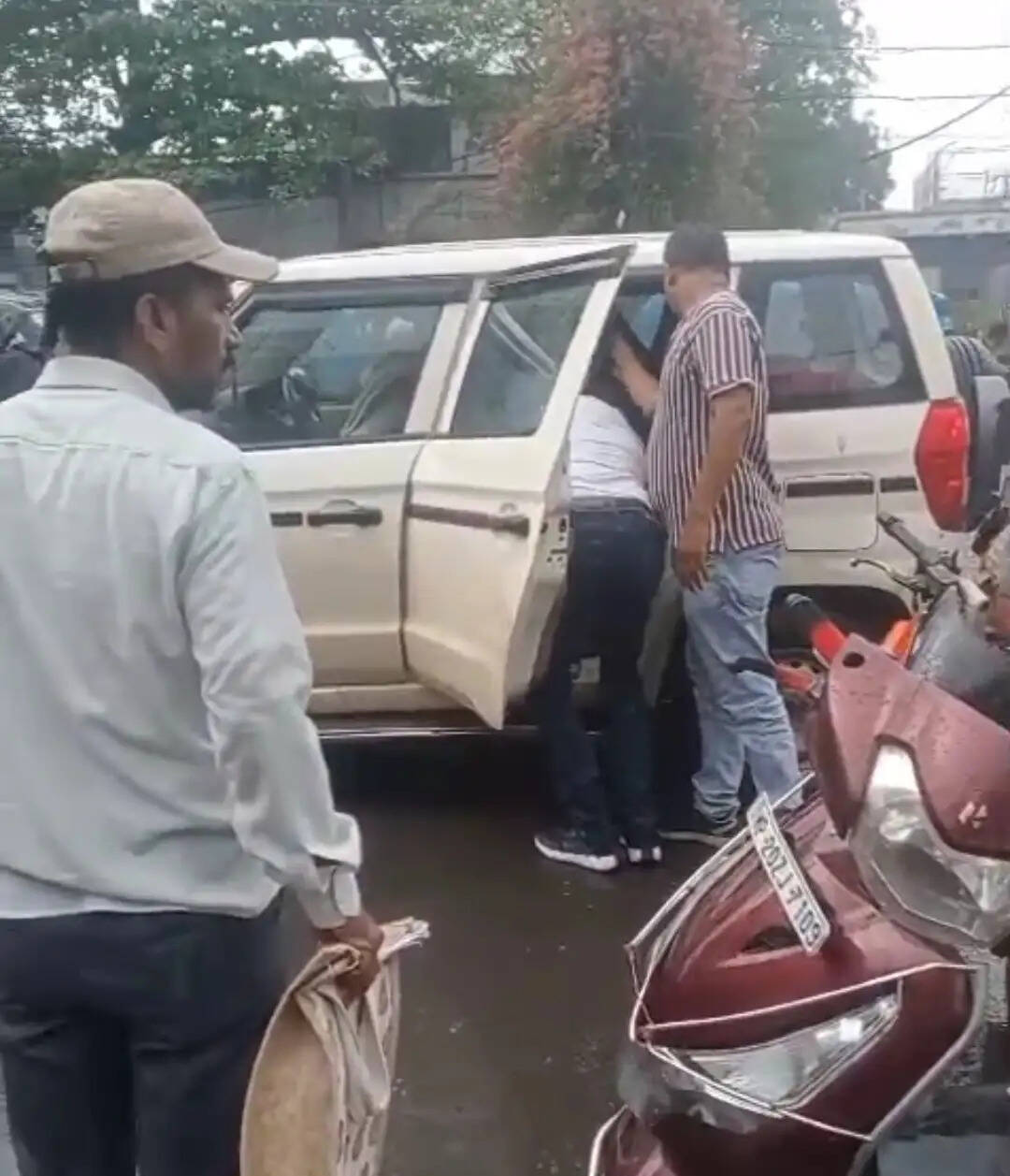 जबलपुर : मुख्यमंत्री से मिलने जा रही पीड़िता को पुलिस ने रोका, हिरासत के आरोपों से बढ़ा विवाद