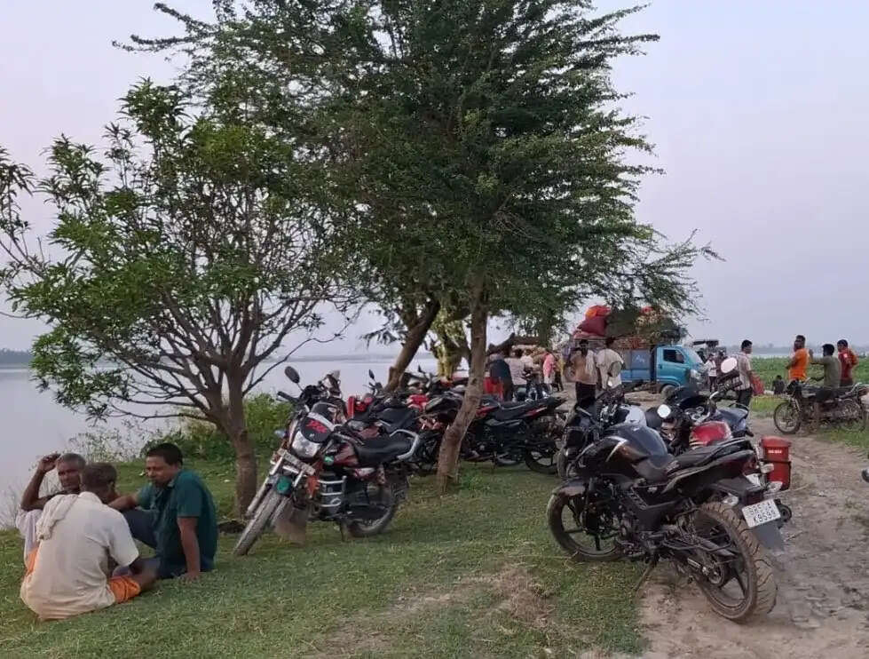 कोसी नदी में नहाने गया 12 वर्षीय किशोर तेज बहाव में लापता, तलाश जारी