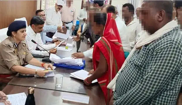 समाधान दिवस में उमड़ी फरियादियों की भीड़, अफसरों ने कहा- कागजों पर नहीं, जमीन पर दिखे समाधान
