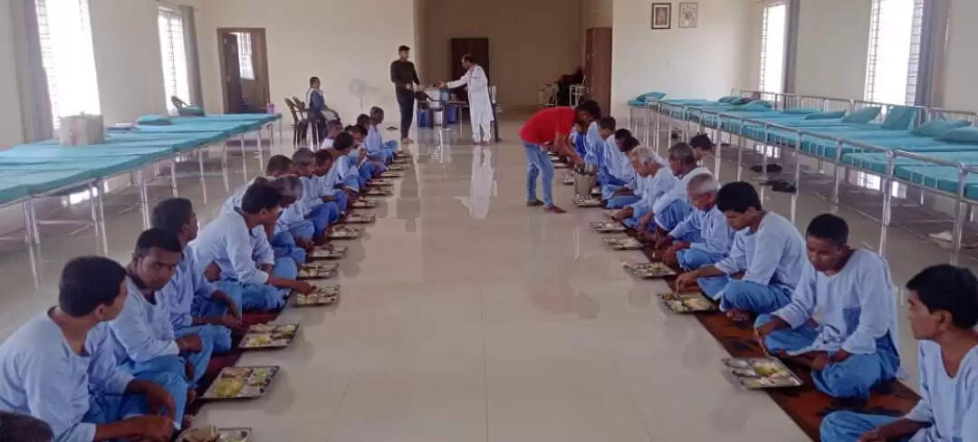 प्रणामी ट्रस्ट् ने निराश्रितों को कराया भोजन