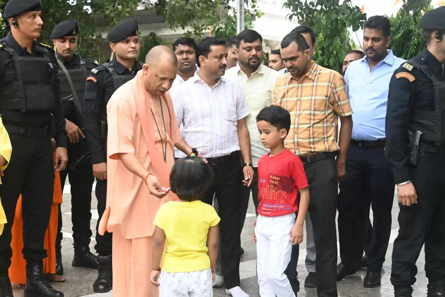 गोरखनाथ मंदिर की गोशाला में मुख्यमंत्री याेगी आदित्यनाथ ने की गोसेवा