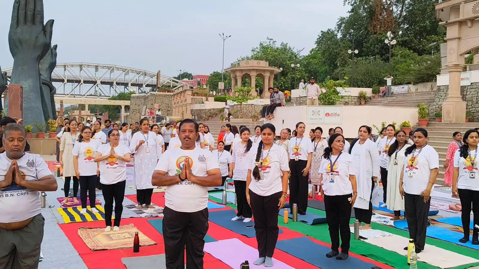 वाराणसी: नमोघाट पर सीआरपीएफ के जवानों ने पूरे उत्साह के साथ किया योगाभ्यास