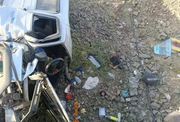 मप्र के रायसेन में पुलिया के टकराकर 10 फीट गहरी खाई में गिरी, छह लोगों की मौत