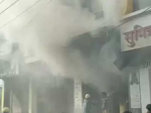 शॉर्ट सर्किट से बेकरी में लगी भीषण आग, लाखों का नुकसान