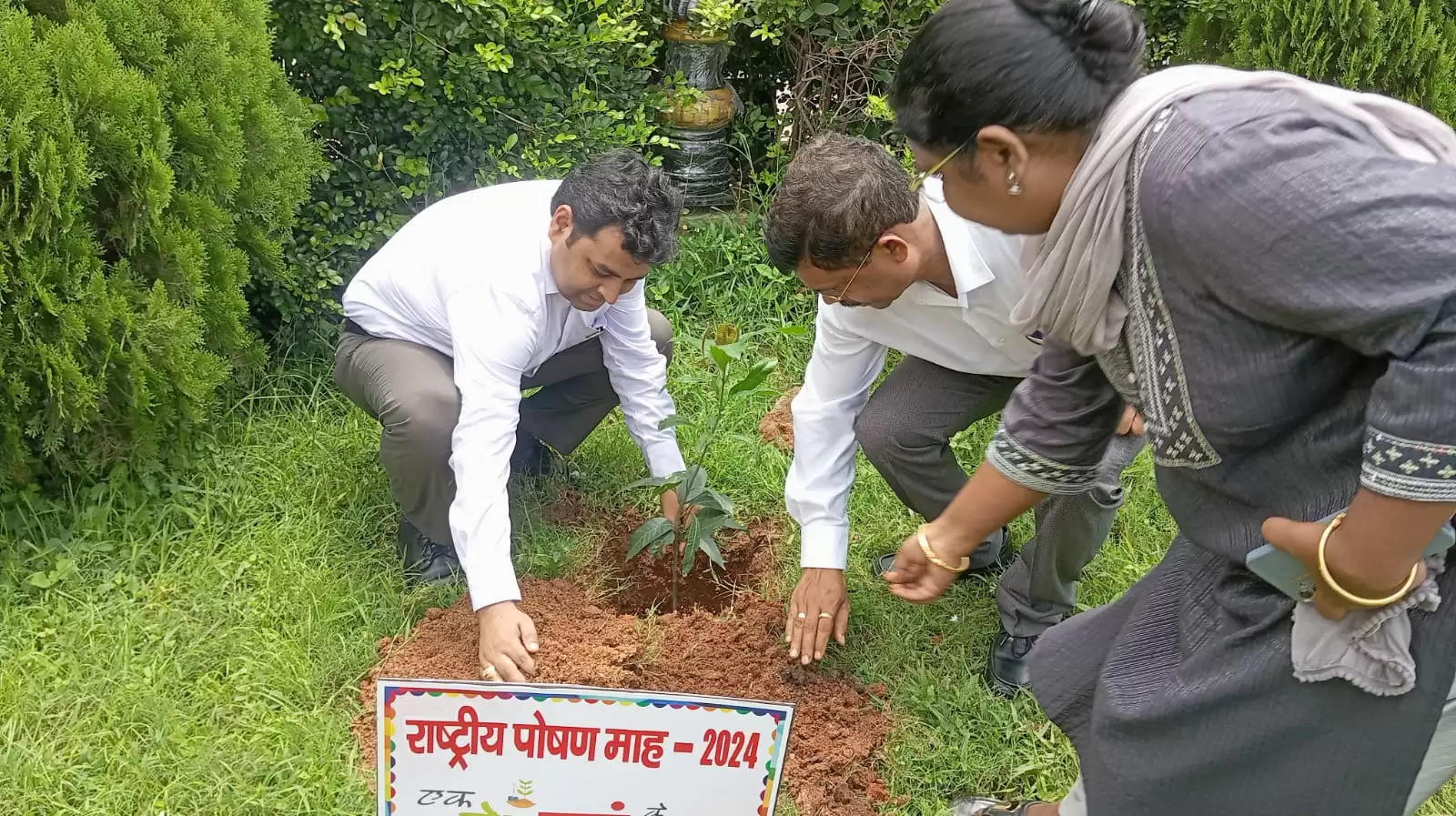 राष्ट्रीय पोषण माह के तहत जागरूकता वाहन को डीसी ने दिखाई हरी झंडी