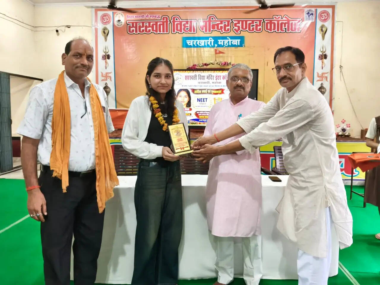 सरस्वती विद्या मंदिर इंटर कॉलेज चरखारी की छात्रा सौम्या का नीट में चयन, विद्यालय में हुआ सम्मान
