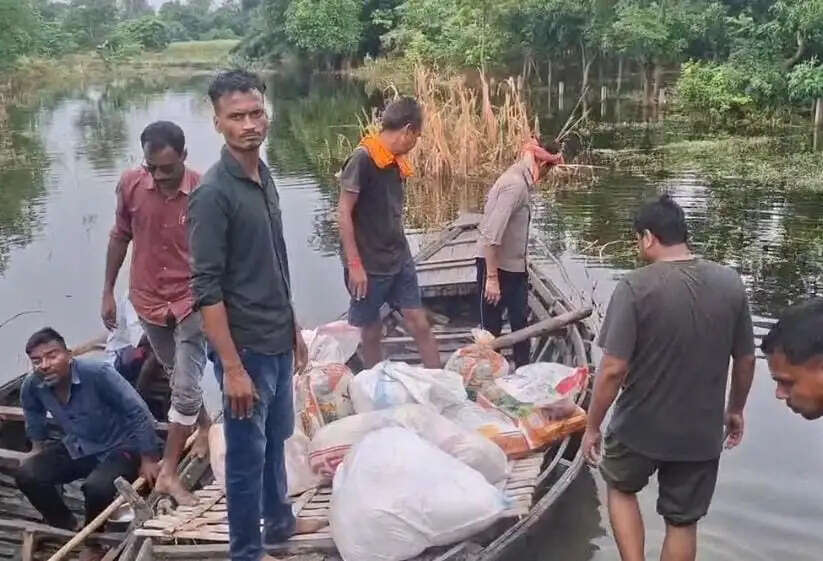 पानी उतरने के साथ बढ़ीं चुनौतियां, जिंदगी को दोबारा पटरी पर लाने की जद्दोजहद