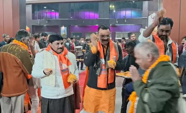 तमिलनाडु के किसानों के चौथे डेलीगेट्स का बनारस रेलवे स्टेशन पर भव्य स्वागत