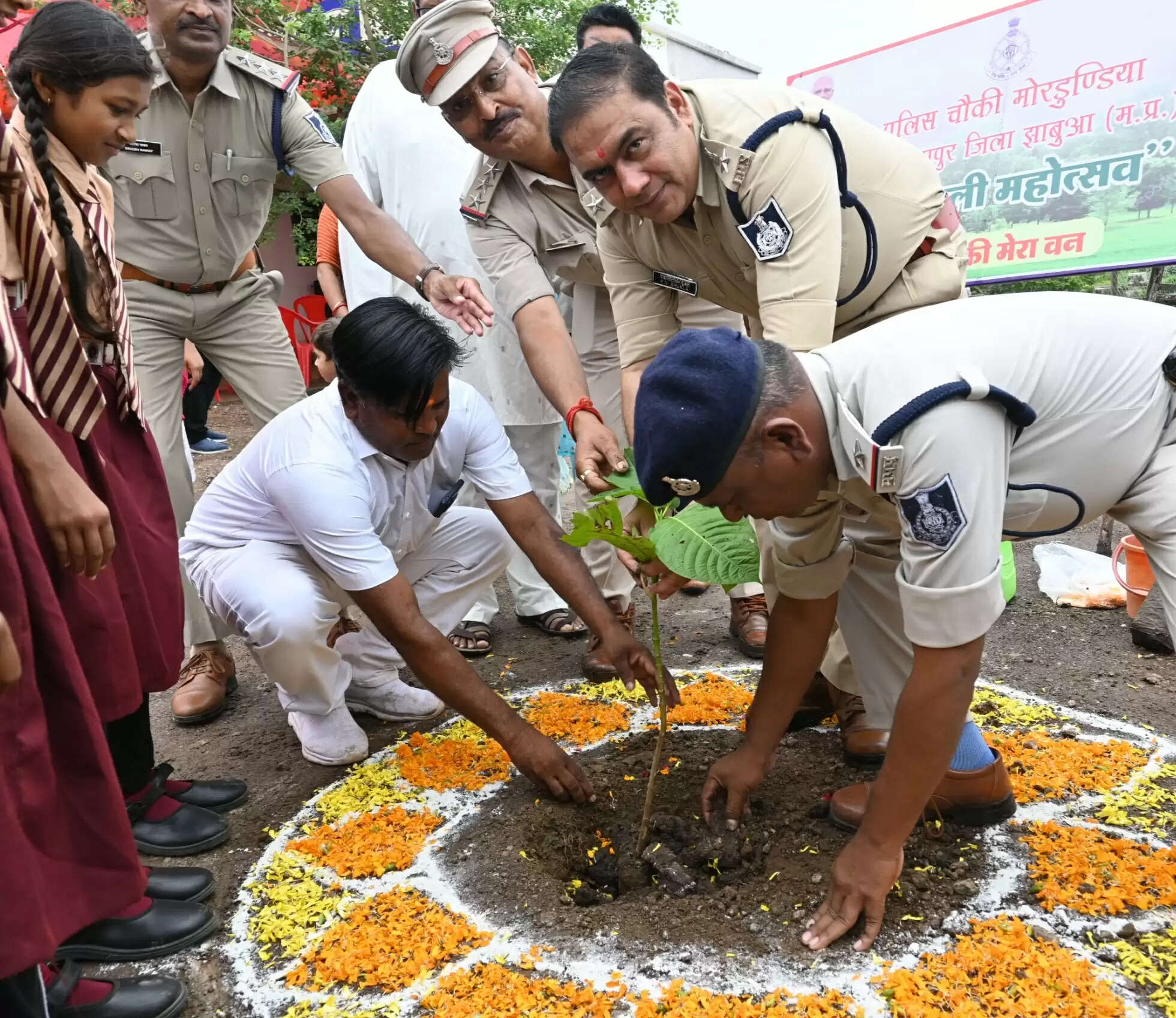 झाबुआ: मेरा थाना मेरा वन अभियान अंतर्गत पुलिस अधिकारियों ने विभिन्न थाना क्षेत्रों में किया पौधारोपण