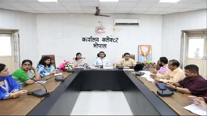 ज़री-जरदोजी और टेक्सटाइल क्षेत्र में बढ़ाएं रोजगार के अवसर : कलेक्टर मिश्रा