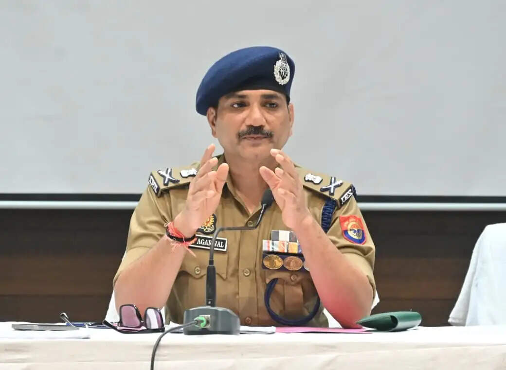 यूपी-112 देश के लिए आदर्श मॉडल, वाराणसी की हर पीआरवी बनेगी ‘चलता-फिरता सहायता केंद्र’: पुलिस कमिश्नर