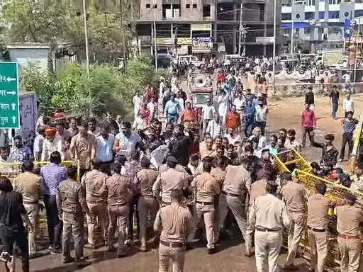 विदिशा में आरक्षण और&nbsp;यूजीसी नियमों के विरोध में प्रदर्शन, बैरिकेडिंग पर पुलिस से झड़प