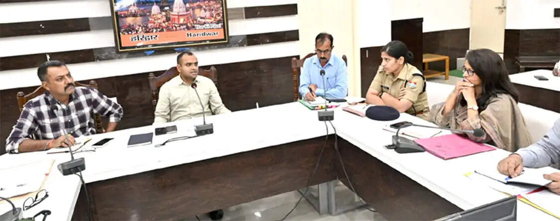 चारधाम यात्रा की तैयारियों की डीएम ने की समीक्षा