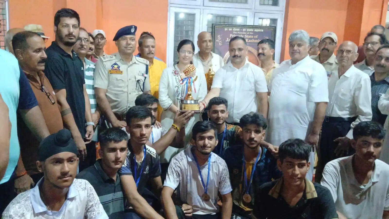 महाराजा गुलाब सिंह मेमोरियल नाइट वॉलीबॉल टूर्नामेंट का समापन, बाबा सिद्ध गोरिया स्वांखा बनी विजेता