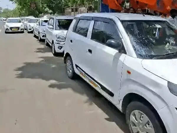 भोपाल एयरपोर्ट टैक्सी चालकों की हड़ताल टली, प्रशासन ने नहीं दी अनुमति