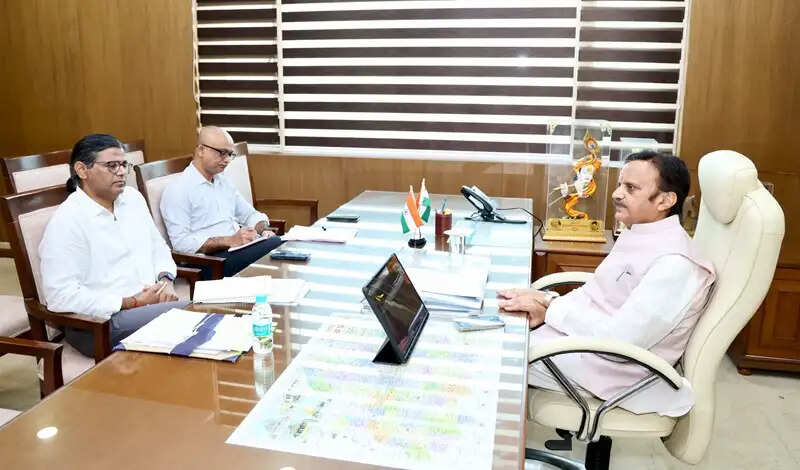 ड्यूटी पर तैनात चिकित्सक निर्धारित समय पर उपस्थित रहें: उप मुख्यमंत्री शुक्ल