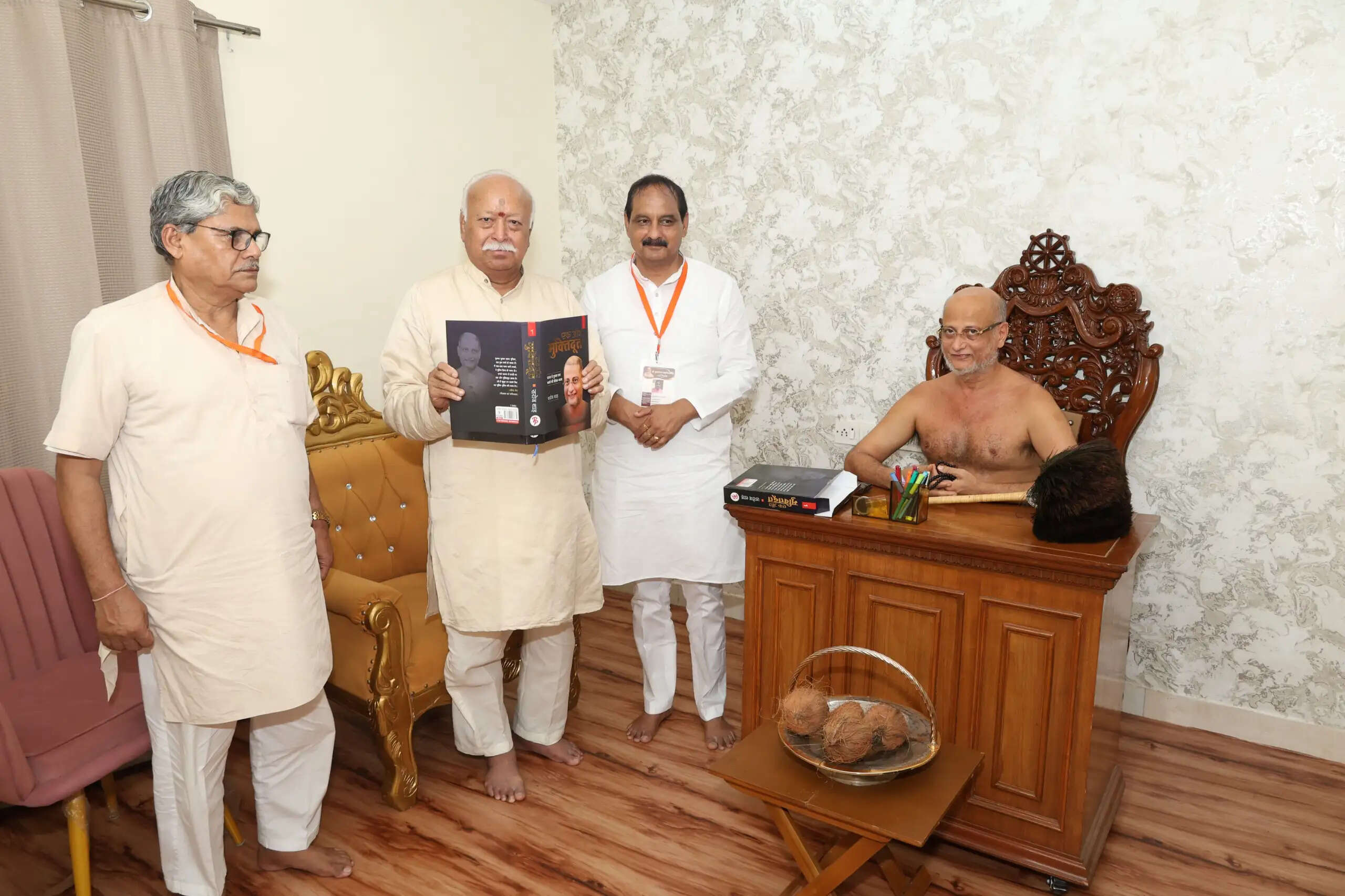 आचार्य पुलकसागर से मिले मोहन भागवत