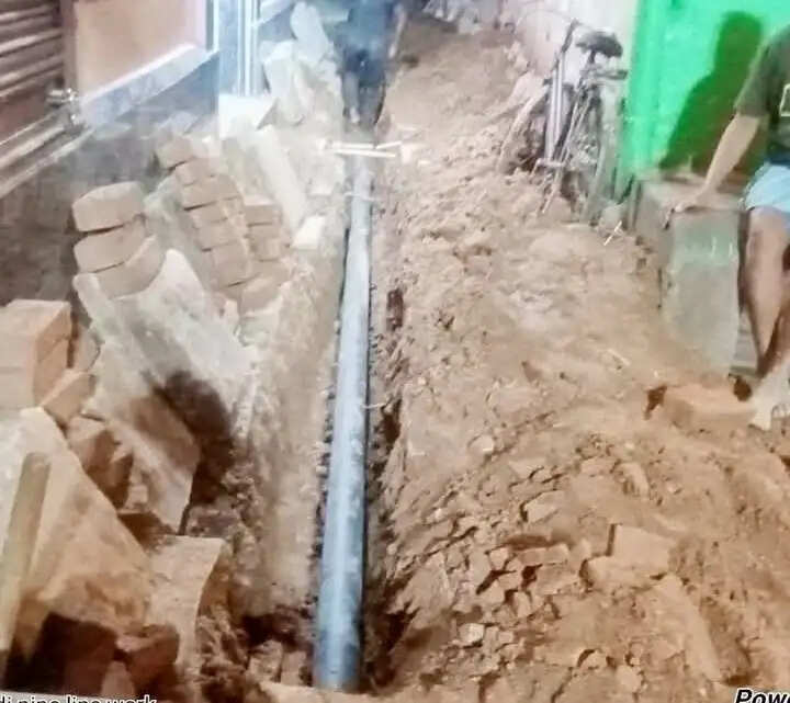वाराणसी में कर्णघंटा मोहल्ले को मिलेगा स्वच्छ जल, बिछाई जा रही पाइपलाइन