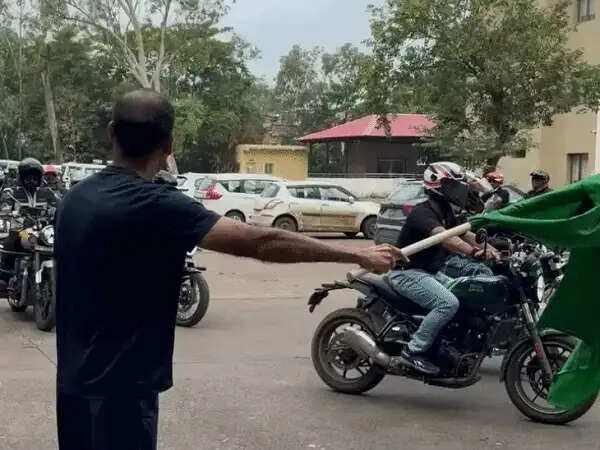 भोपाल में रॉयल एनफील्ड की बाइक रैली ने दिया सड़क सुरक्षा का संदेश, पुलिस कमिश्नर ने दिखाई हरी झंडी
