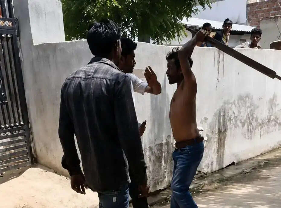 सादाबाद क्षेत्र में अवैध कनेक्शन काटने से नाराज ग्रामीण ने बिजली कर्मियों पर किया हमला, घायल