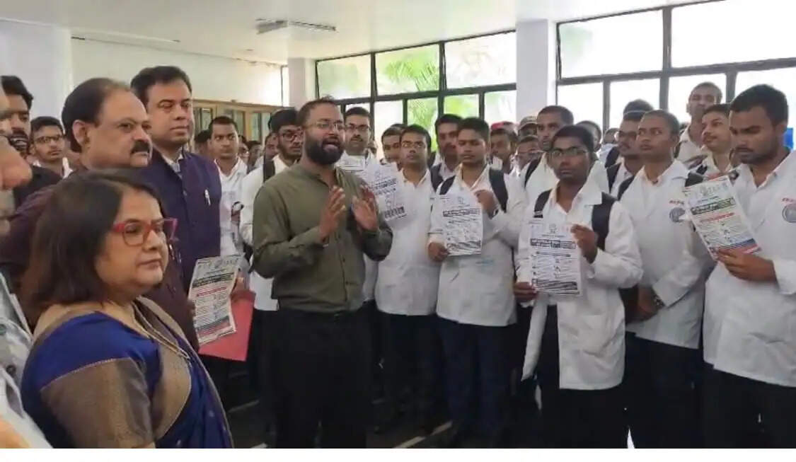 चिकित्सा संगठनों ने मांगों को लेकर रिम्स निदेशक को ज्ञापन सौंपकर कार्रवाई का किया आग्रह