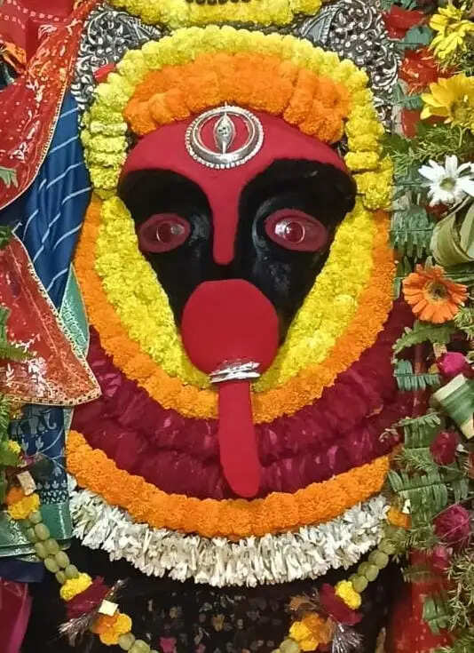 वाराणसी : चैत्र नवरात्र के सातवें दिन भवानी गौरी व कालरात्रि की चौखट पर श्रद्धालुओं ने टेका माथा