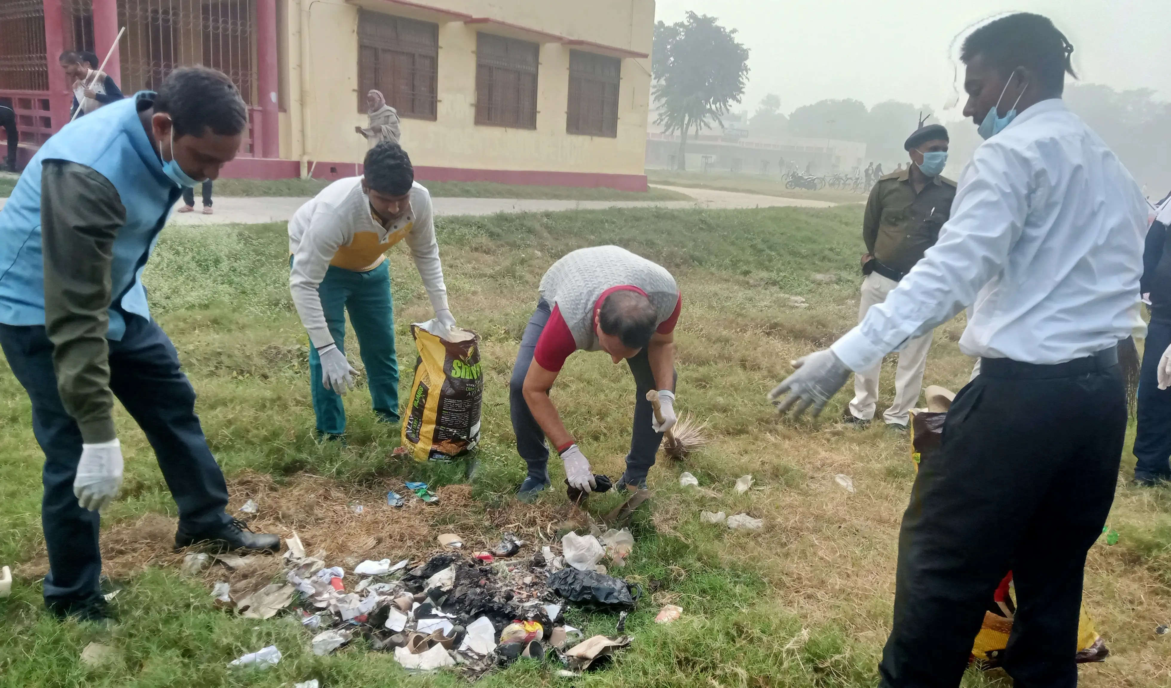 बेगूसराय में कचड़ा चुनते नजर आए सांसद राकेश सिन्हा