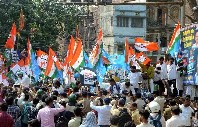 कांग्रेस की पलायन रोको-नौकरी दो पदयात्रा के दौरान भारी हंगामा, पुलिस और कांग्रेस कार्यकर्ताओं के बीच तीखी नोकझोंक