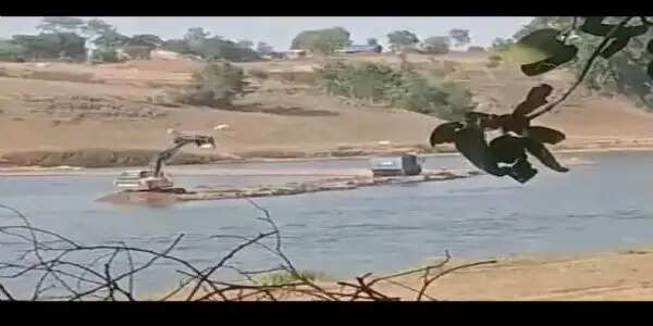 नर्मदा की बीच धारा में 150 मीटर का रास्ता बनाकर अवैध रेत खनन, प्रशासन हरकत में