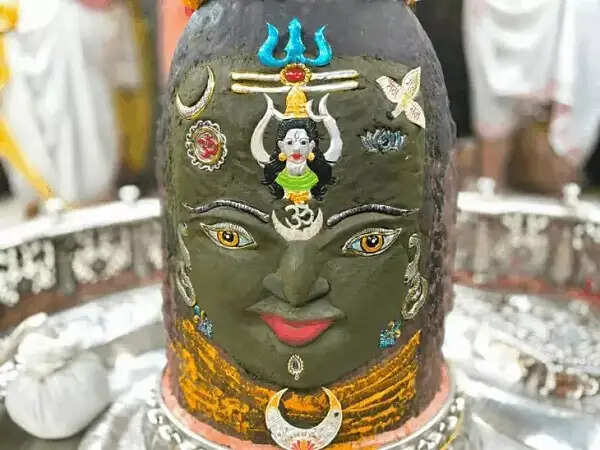 उज्जैन:&nbsp;रजत मुकुट, त्रिपुंड और सुगंधित पुष्पों से सजे बाबा महाकाल, भस्म आरती में उमड़े श्रद्धालु