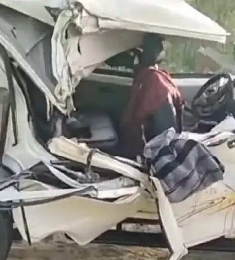 नेशनल हाईवे पर बस और कैम्पर में भिड़ंत&nbsp;में एक की मौत, 8 लोग घायल