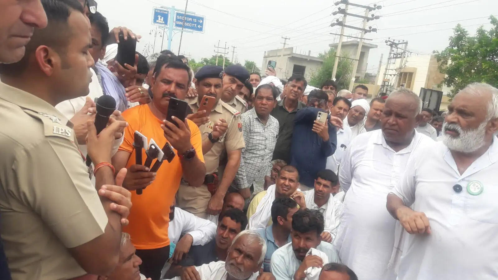 हिसार : जीवन हत्याकांड के आराेपी नहीं पकड़े जाने पर परिजनों व खाप प्रतिनिधियों ने लगाया जाम