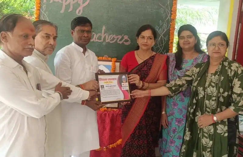 शिक्षा के क्षेत्र में उत्कृष्ट कार्य के लिए प्रधानाध्यापिका मधुरिमा तिवारी सम्मानित