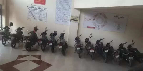 इंदौरः बिना ट्रेड लाइसेंस चल रही रैपिडो बाइक टैक्सी पर कार्रवाई, 12 रैपिडो बाइक जब्त