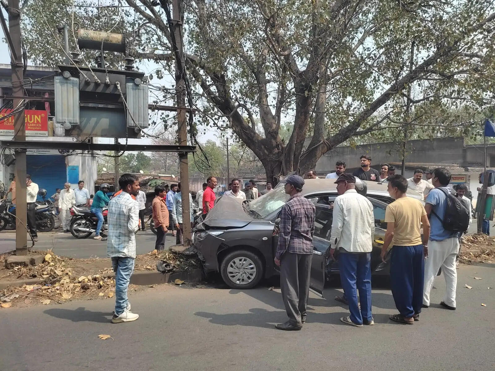 तेज रफ्तार कार बिजली पोल से टकराई