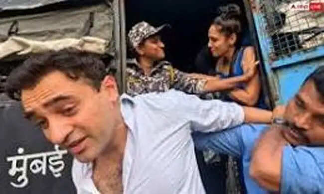फिल्म अभिनेता इमरान खान को भारत छोडऩे के लिए पुलिस ने जारी किया नोटिस