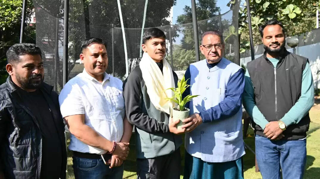 पर्वतारोही वीरेंद्र सिंह सामंत ने मंत्री गणेश जोशी से की भेंट