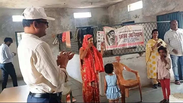 बड़वानीः कलेक्टर ने मिट्टी परीक्षण प्रयोगशाला का किया निरीक्षण