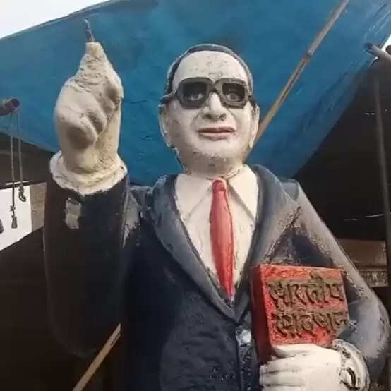 असमाजिक तत्वों ने तोड़ी बाबा साहेब प्रतिमा की अंगुली,पुलिस ने कराई मरम्मत