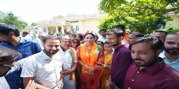 दीया कुमारी और कर्नल राज्यवर्धन सिंह राठौड को बधाई देने वालों का लगा तांता