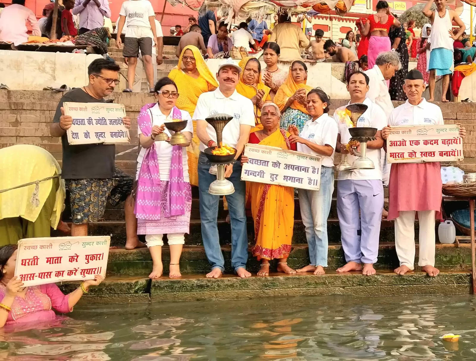 फ्रांस की न्यायिक अधिकारी ने पति के साथ उतारी मां गंगा की आरती,गंगा किनारे श्रमदान भी किया